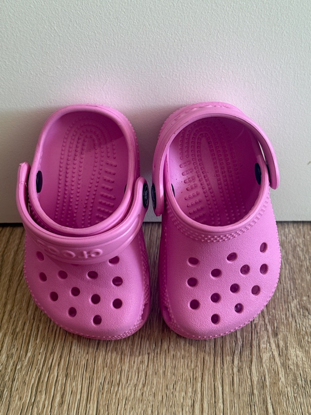 CROCS Kids Classic Clog in Bright Pink